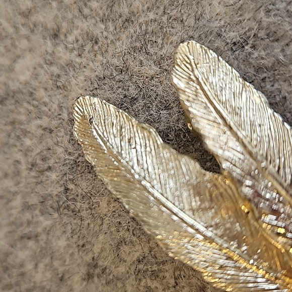 GERRY'S Goldtone Double Feather Brooch - Picture 2 of 6